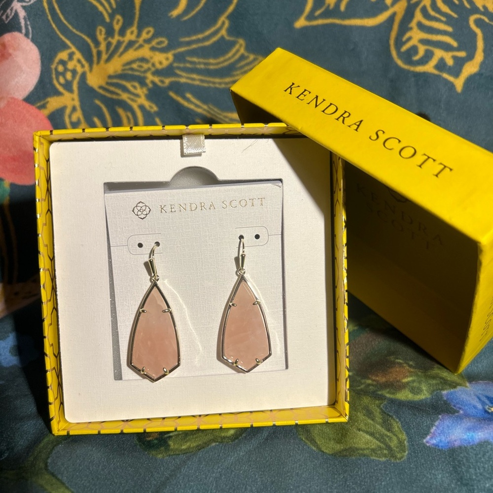 NWT Retired Kendra Scott Carla Earrings in Rose Quartz & Gold.